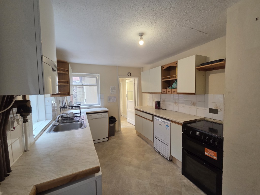 Lot: 166 - LAWFUL ESTABLISHED 8-BEDROOM HMO PRODUCING JUST UNDER £70,000 PER ANNUM - Lower ground floor communal kitchen